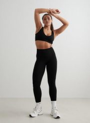 Damskie legginsy invisible scrunch, squat proof Shape Seamless czarne. Czarne legginsy damskie Aim'n, bez wzorów, z dzianiny. Za 297.00 zł.
