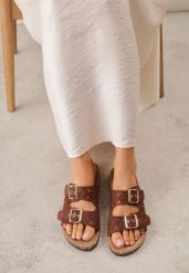 Brązowe Szydełkowe Klapki z Paskami ze Sprzączkami na Podeszwie z Imitacji Korka Elriess. Brązowe klapki damskie Renee, w ażurowe wzory, z jeansu, boho, bez obcasa, na płaskiej podeszwie, bez zapięcia. Za 89.99 zł.