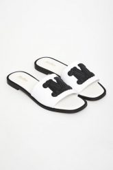 Klapki damskie skórzane Gene MAX MARA BEACHWEAR. Klapki damskie Max Mara Beachwear, bez wzorów, bez obcasa, bez zapięcia. W wyprzedaży za 726.75 zł.
