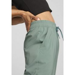 Damskie spodnie LACE PUMA Green Moon. Zielone spodnie sportowe damskie Puma, bez wzorów, sportowe, z podwyższonym stanem, na jogę i pilates. W wyprzedaży za 195.75 zł.