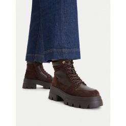 Trapery MEXX. Brązowe trapery damskie Mexx, bez zapięcia. Za 299.99 zł.