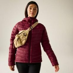 Kurtka pikowana damska Air Lite. Czerwone kurtki sportowe damskie Dare 2B, bez wzorów, z poliesteru, bez ramiączek, bez kaptura, trekkingowe. W wyprzedaży za 379.99 zł.