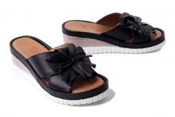 ARTIKER RELAKS 54C0539 czarny, klapki damskie. Czarne klapki damskie Artiker Relaks, na lato, z aplikacjami, bez obcasa, na koturnie, bez zapięcia. Za 168.94 zł.