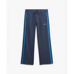 Damskie spodnie dresowe Superdry Essential Logo Straight. Niebieskie spodnie dresowe damskie Superdry, bez wzorów, z dresówki, sportowe, długie. Za 332.10 zł.