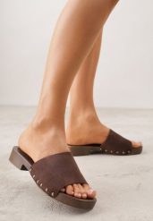 Ciemnobrązowe Klapki z Nitami Lephiaphe. Brązowe klapki damskie Renee, na lato, z aplikacjami, eleganckie, bez obcasa, na płaskiej podeszwie, bez zapięcia. Za 79.99 zł.