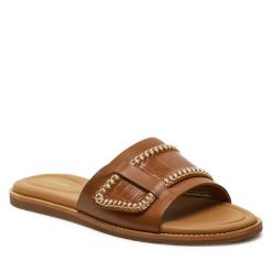 Klapki Clarks. Brązowe klapki damskie Clarks, bez wzorów, bez obcasa, bez zapięcia. Za 319.99 zł.