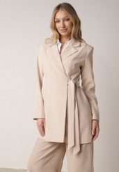 Beżowa Kopertowa Sukienka o Kroju Marynarki z Wiązaniem w Talii Neritho. Brązowe sukienki damskie Born2be, do pracy, l, bez wzorów, z elastanu, biznesowe, bez kołnierzyka, bez ramiączek, mini, kopertowe. Za 199.99 zł.