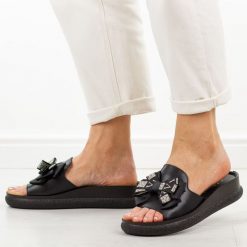 Czarne skórzane klapki damskie na platformie S.Barski 6061. Czarne klapki damskie S.BARSKI, na lato, bez wzorów, z jeansu, eleganckie, bez obcasa, na platformie, bez zapięcia. Za 199.00 zł.