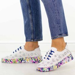 Białe ażurowe skórzane półbuty damskie S.Barski 5972. Białe półbuty damskie S.BARSKI, na lato, w ażurowe wzory, z jeansu, casualowe, z okrągłym noskiem, bez obcasa, na płaskiej podeszwie, bez zapięcia. Za 219.00 zł.