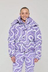 Elegancka kurtka puchowa – fioletowy wir. Fioletowe kurtki sportowe damskie OOSC, s, bez wzorów, z materiału, bez ramiączek, narciarskie, primaloft. Za 1,592.99 zł.