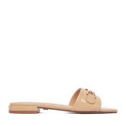 Klapki Nine West. Brązowe klapki damskie Nine West, bez wzorów, bez obcasa, bez zapięcia. Za 179.99 zł.