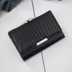 Portfel damski skórzany lakierowany mały czarny croco z RFID SP-27-CBL. Czarne portfele damskie z lakierowanej skóry. Za 99.00 zł.