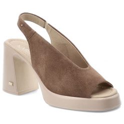 Sandały damskie Karino, cholewka ze skóry naturalnej zamszowej wsuwany fason z paskiem wokół pięty, brązowe, 5544/008-P. Brązowe sandały damskie Karino, bez wzorów, ze skóry, bez obcasa, bez zapięcia. Za 499.00 zł.