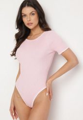 Różowe Body z Wiskozą Zdobione Lamówką i Wycięciem na Plecach Redissia. Czerwone body Born2be, z aplikacjami, z jeansu. Za 79.99 zł.