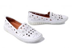 MANITU 840073-03 weiss, półbuty damskie. Białe półbuty damskie Manitu, na lato, w ażurowe wzory, ze skóry, bez obcasa, bez zapięcia. Za 223.93 zł.