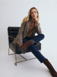 Jeansy straight - granatowy. Niebieskie jeansy damskie Reserved, bez wzorów, z bawełny. W wyprzedaży za 139.99 zł.