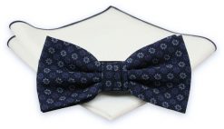Granatowa Mucha z Białą Poszetką -CHATTIER- Męska, w Drobne Niebieskie Kwiatki, Motyw Florystyczny. Niebieskie krawaty i muchy Chattier, bez wzorów, eleganckie. Za 59.00 zł.