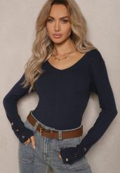 Granatowy Sweter z Wiskozą Ozdobiony Guzikami z Trójkątnym Dekoltem Attecca. Niebieskie swetry nierozpinane damskie Renee, na zimę, m, bez wzorów, z wiskozy, casualowe, bez kołnierzyka, bez ramiączek. Za 84.99 zł.