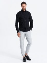 Klasyczna bawełniana koszula męska typu Oxford REGULAR – czarna V3 - Rozmiar: M. Czarne koszule męskie Ombre Clothing, l, bez wzorów, z bawełny, biznesowe, bez kołnierzyka, bez ramiączek. W wyprzedaży za 49.99 zł.