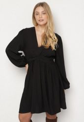 Czarna Rozkloszowana Sukienka z Marszczeniem w Talii i Dekoltem w Serek Salindea. Czarne sukienki damskie Born2be, na co dzień, plus size, bez wzorów, eleganckie, bez kołnierzyka, plus size, bez ramiączek, midi, rozkloszowane. Za 139.99 zł.