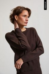 Gładki sweter brązowy. Brązowe swetry nierozpinane damskie MOODO, l, bez wzorów, z poliamidu, bez kołnierzyka, bez ramiączek. Za 139.99 zł.