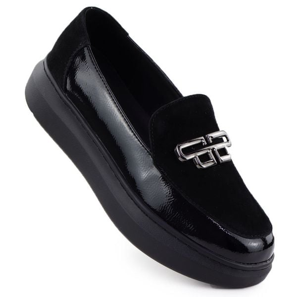 Skórzane półbuty damskie na platformie lakierowane czarne Filippo DP7216. Czarne półbuty damskie Filippo, bez wzorów, z lakierowanej skóry, bez obcasa, na platformie, bez zapięcia. Za 130.00 zł.