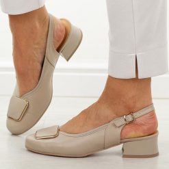 Beżowe skórzane Polskie czółenka damskie Góral 2102. Brązowe czółenka damskie Góral, na lato, z aplikacjami, z materiału, biznesowe, z okrągłym noskiem, bez obcasa, na obcasie, bez zapięcia. Za 419.00 zł.