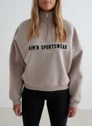 Damska bluza dresowa z półzamkiem, drapana, luźna Varsity ciemna glina. Brązowe bluzy damskie Aim'n, xl, bez wzorów, z bawełny, klasyczne, bez ramiączek, bez kaptura. Za 339.00 zł.