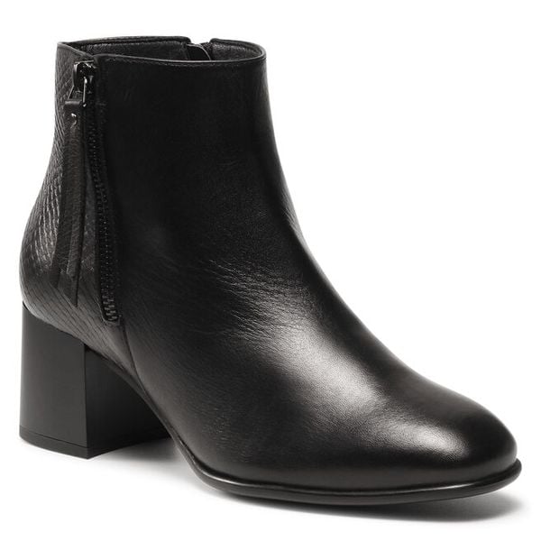 Botki Lasocki. Czarne botki damskie Lasocki, bez wzorów, bez obcasa, na słupku, bez zapięcia. Za 219.99 zł.