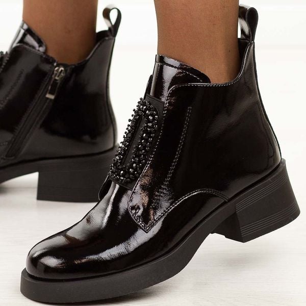 Czarne lakierowane skórzane botki damskie DiA 52-868. Czarne botki damskie DiA, na jesień, bez wzorów, z dzianiny, biznesowe, z okrągłym noskiem, bez obcasa, na obcasie, bez zapięcia. Za 359.00 zł.