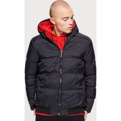 Pikowana kurtka z kapturem - Czarny. Czarne kurtki męskie Cropp, l, bez wzorów, z kapturem. Za 149.99 zł.
