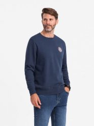 Nierozpinana męska dresowa bluza z naszywką w stylu college – granatowa V2 OM-SSNZ-0134 - XXL. Niebieskie bluzy męskie Ombre Clothing, l, z aplikacjami, z bawełny, casualowe, bez ramiączek, bez kaptura. W wyprzedaży za 79.99 zł.