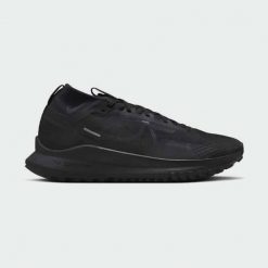 NIKE REACT PEGASUS TRAIL 4 GORE-TEX Buty do biegania męskie. Czarne buty sportowe męskie Nike, bez wzorów, z gore-texu, bez zapięcia, do biegania, gore-tex. Za 519.99 zł.