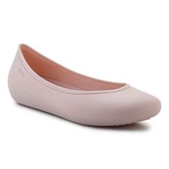 Buty Crocs Brooklyn Flat 209384-6UR różowe. Czerwone balerinki damskie bez wzorów, z materiału, bez obcasa, bez zapięcia. Za 302.18 zł.
