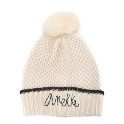 Biała Modna Damska Czapka Anekke. Białe czapki damskie Anekke, na zimę, bez wzorów, z materiału, eleganckie. Za 129.00 zł.