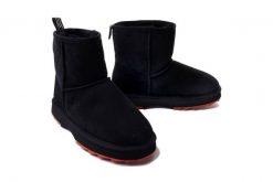 EMU AUSTRALIA Sharky Mini W12434 black/crimson, botki damskie. Czarne botki damskie Emu Australia, na zimę, bez wzorów, z gumy, bez obcasa, bez zapięcia. Za 789.90 zł.
