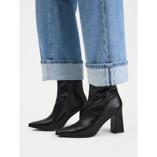 Botki DeeZee. Czarne botki damskie DeeZee, bez wzorów, bez obcasa, na słupku, bez zapięcia. Za 179.99 zł.