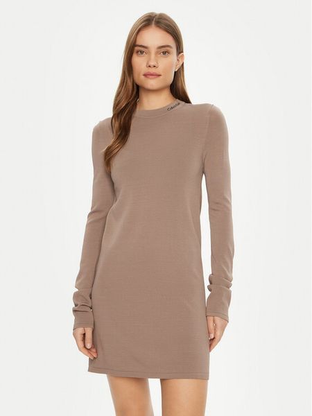 Calvin Klein Jeans Sukienka codzienna Smooth J20J224831 Beżowy Slim Fit. Brązowe sukienki damskie Calvin Klein Jeans, na co dzień, s, bez wzorów, z jeansu, bez kołnierzyka, bez ramiączek, proste. Za 299.99 zł.