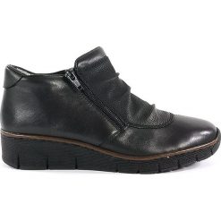 BOTKI DAMSKIE RIE 53742 CZA. Botki damskie Rieker, bez wzorów, ze skóry, bez obcasa, bez zapięcia. Za 129.00 zł.
