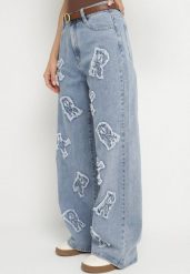Niebieskie Szerokie Jeansy z Bawełny z Kieszeniami i Haftowanymi Naszywkami Tolivana. Niebieskie jeansy damskie Born2be, z aplikacjami, z bawełny, klasyczne. Za 149.99 zł.