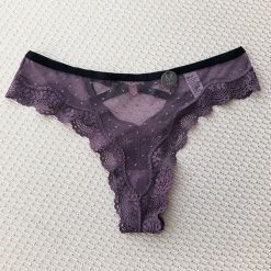 Stringi koronkowe z ozdobnymi paskami na specjalne okazje Aliana. Fioletowe majtki damskie Intica, z koronki. Za 69.00 zł.