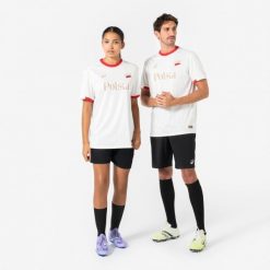 Koszulka piłkarska dla kibiców reprezentacji Polski 2026. Białe bluzki damskie KIPSTA, xl, bez wzorów, z materiału, sportowe, bez kołnierzyka, bez ramiączek. Za 44.99 zł.