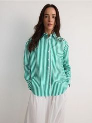 Koszula oversize z bawełny - zielony. Zielone koszule damskie Reserved, l, bez wzorów, z bawełny, bez kołnierzyka, bez ramiączek. W wyprzedaży za 59.99 zł.