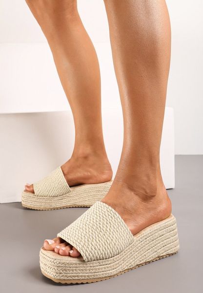 Złote Plecione Klapki na Koturnie i Platformie Ozdobione Jutą Moonrissa. Żółte klapki damskie Born2be, bez wzorów, bez obcasa, na koturnie, bez zapięcia. Za 89.99 zł.