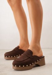 Brązowe Klapki Drewniaki w Stylu Mokasynów z Nitami Hanaria. Brązowe klapki damskie Born2be, z aplikacjami, z jeansu, eleganckie, bez obcasa, na obcasie, bez zapięcia. Za 99.99 zł.