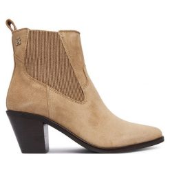 Botki Tommy Hilfiger. Brązowe botki damskie Tommy Hilfiger, bez wzorów, bez obcasa, na słupku, bez zapięcia. Za 699.99 zł.