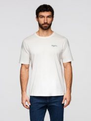 T-shirt męski z niewielkim nadrukiem na klatce piersiowej - biały V3. Białe t-shirty męskie Ombre Clothing, m, bez wzorów, z bawełny, bez kołnierzyka, bez ramiączek. W wyprzedaży za 45.50 zł.