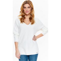 DAMSKI LUŹNY SWETER Z DEKOLTEM W SEREK. Białe swetry nierozpinane damskie TOP SECRET, na lato, bez wzorów, bez kołnierzyka, bez ramiączek. W wyprzedaży za 49.99 zł.