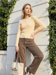 Wiskozowy kardigan - żółty. Żółte kardigany damskie Sinsay, l, bez wzorów, z wiskozy, bez kołnierzyka. Za 39.99 zł.