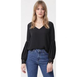 Czarna Bluzka Oceanside. Czarne bluzki damskie Born2be, l, z aplikacjami, z koronki, biznesowe, bez kołnierzyka, bez ramiączek. Za 99.99 zł.